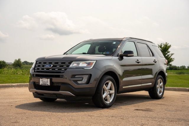 Used 2017 Ford Explorer XLT AWD/4WD image 3