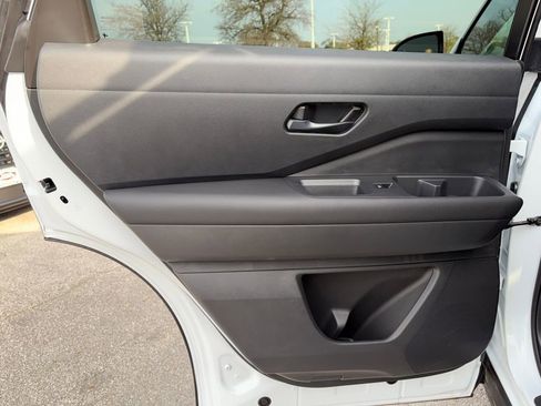 Used 2025 Nissan Pathfinder SV image 28