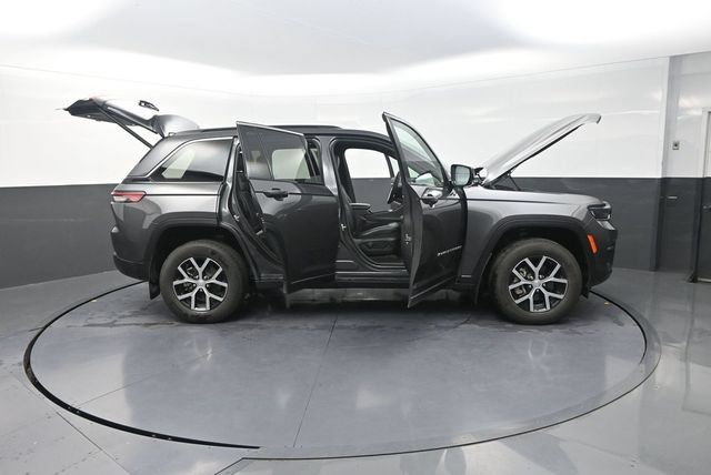 Used 2024 Jeep Grand Cherokee Limited AWD/4WD image 38