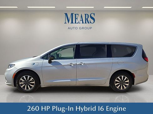 Used 2024 Chrysler Pacifica Select image 3