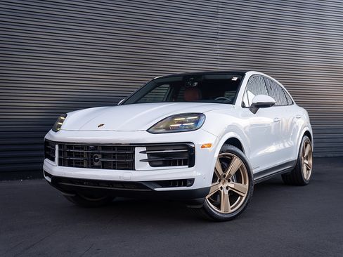Certified 2025 Porsche Cayenne GTS AWD/4WD image 1