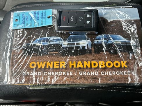 Certified 2025 Jeep Grand Cherokee Altitude AWD/4WD image 18