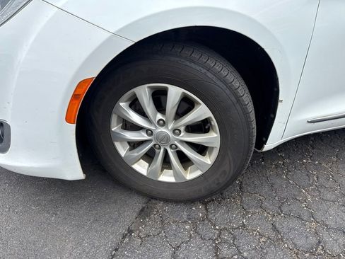 Used 2017 Chrysler Pacifica Touring-L FWD image 2