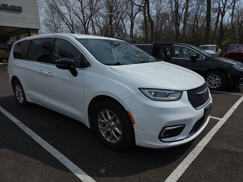 Used 2024 Chrysler Pacifica Touring-L image 3