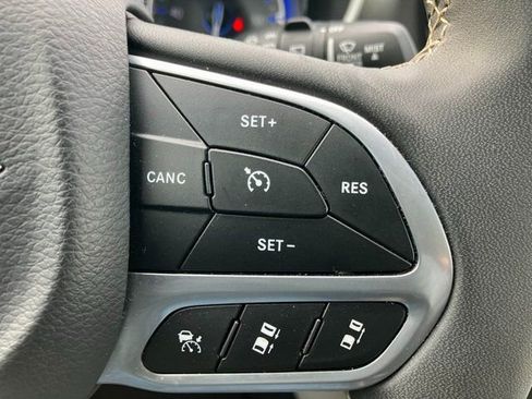 Used 2024 Chrysler Pacifica Touring-L image 7