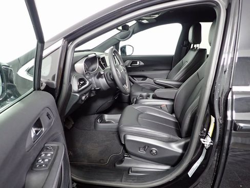 New 2025 Chrysler Pacifica Select image 19