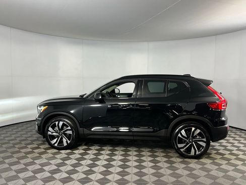 Used 2025 Volvo XC40 B5 Plus image 9