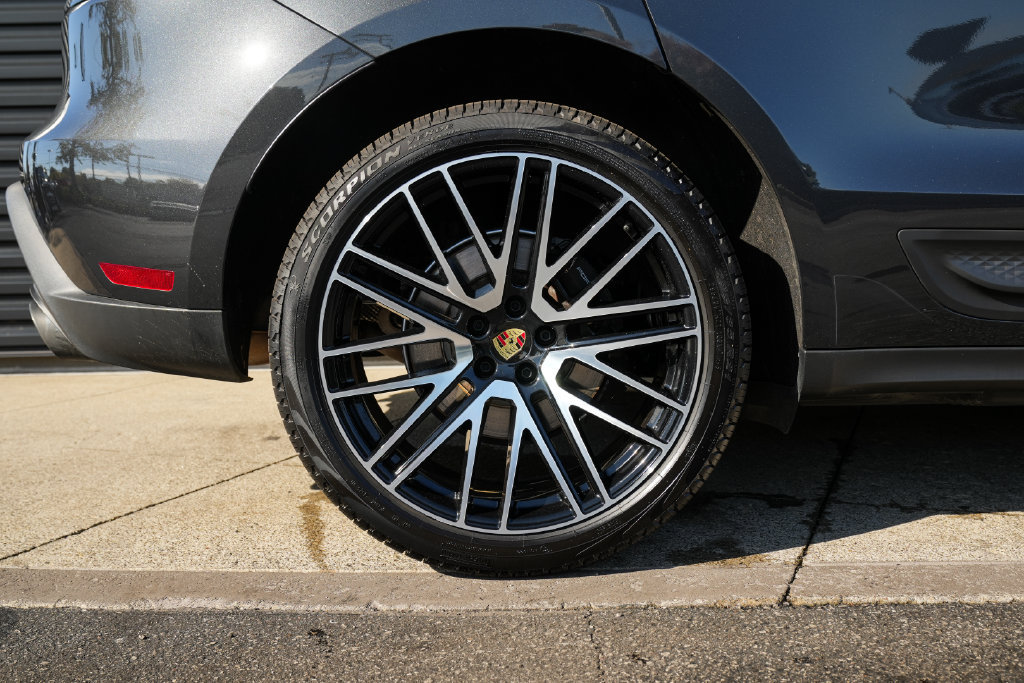Certified 2026 Porsche Macan AWD/4WD image 36