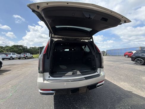 Certified 2021 Cadillac Escalade ESV Premium Luxury AWD/4WD image 33