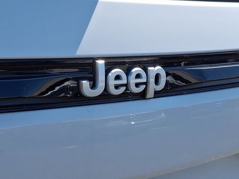 Certified 2025 Jeep Grand Cherokee Overland w/ Adv Protech Group III AWD/4WD image 30