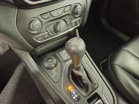 Used 2019 Jeep Cherokee Latitude Plus w/ Cold Weather Group image 17