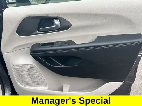 Used 2023 Chrysler Pacifica Touring-L FWD image 40