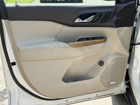 Used 2017 GMC Acadia Denali w/ Technology Package FWD image 4