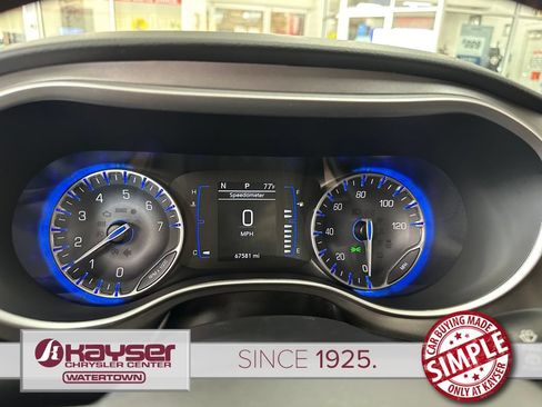 Used 2020 Chrysler Pacifica Touring-L FWD image 16