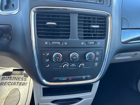 Used 2018 Dodge Grand Caravan SE w/ UConnect Hands-Free Group image 19