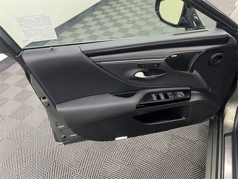 Certified 2025 Lexus ES 300h w/ Luxury Package image 9