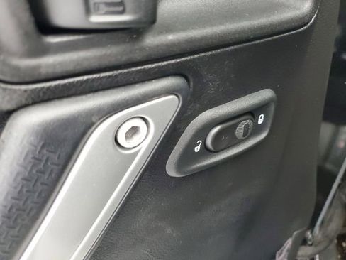 Used 2015 Jeep Wrangler Unlimited Sahara w/ Connectivity Group AWD/4WD image 19
