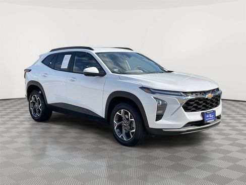 Used 2025 Chevrolet Trax LT FWD image 5