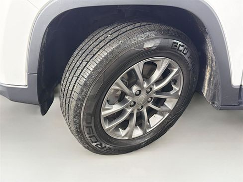 Used 2020 Jeep Cherokee Latitude Plus w/ Cold Weather Group AWD/4WD image 37