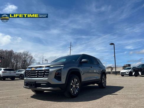 Used 2025 Chevrolet Equinox LT image 2