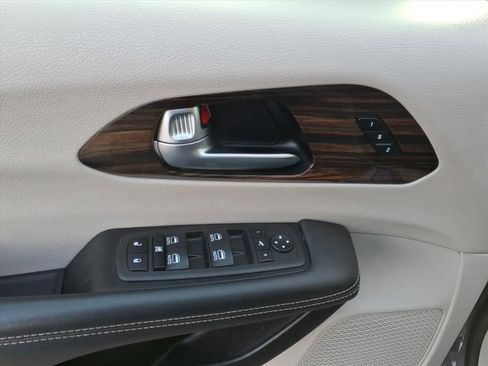 Used 2023 Chrysler Pacifica Limited image 14