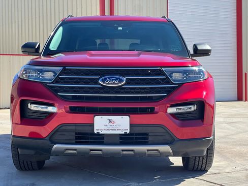 Used 2019 Ford Explorer XLT w/ Equipment Group 202A image 3