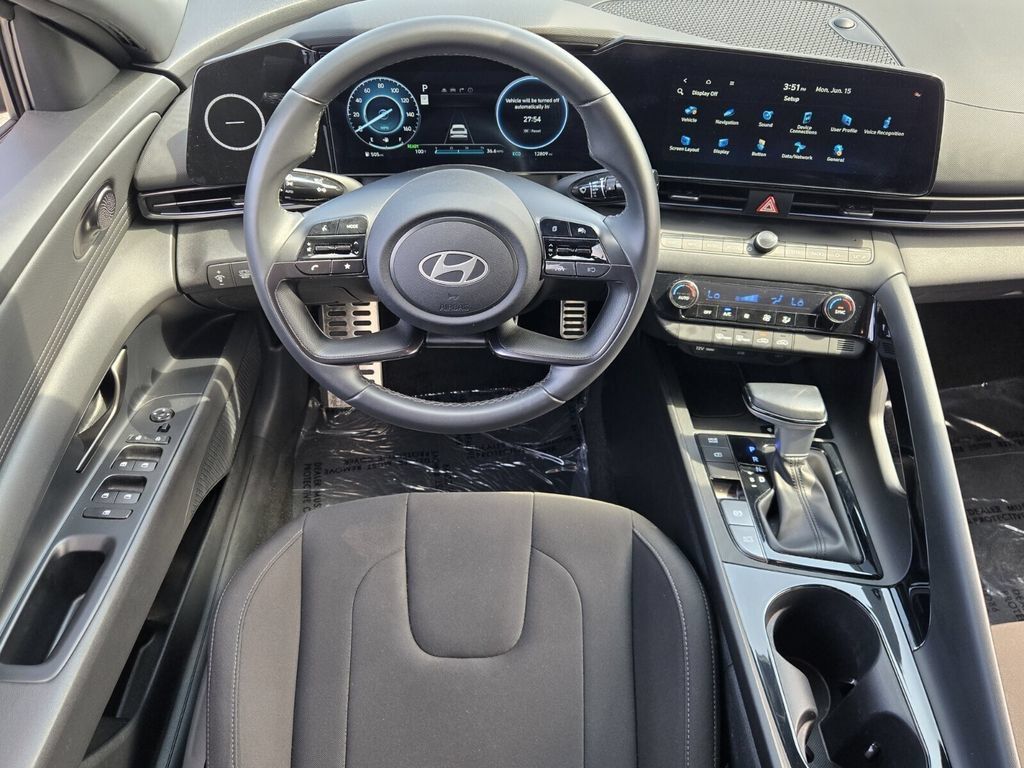 Certified 2025 Hyundai Elantra SEL FWD image 13