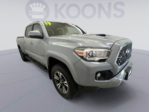 Used 2019 Toyota Tacoma TRD Sport w/ TRD Premium Sport Package AWD/4WD image 2