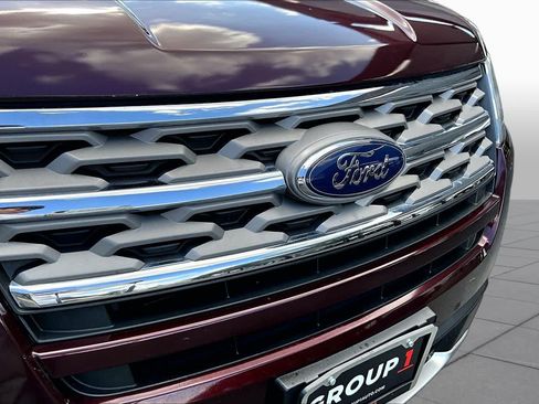 Used 2018 Ford Explorer XLT w/ Equipment Group 201A AWD/4WD image 30