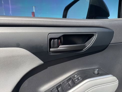 Used 2024 Toyota Highlander LE image 13
