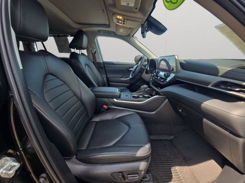 Used 2023 Toyota Highlander XLE AWD/4WD image 14