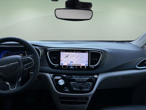 Used 2023 Chrysler Pacifica Touring-L FWD image 7