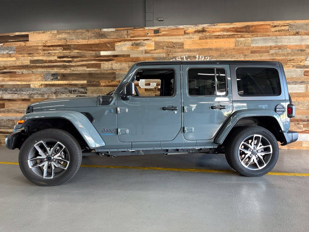 Used 2024 Jeep Wrangler Unlimited w/ Convenience Group AWD/4WD image 9