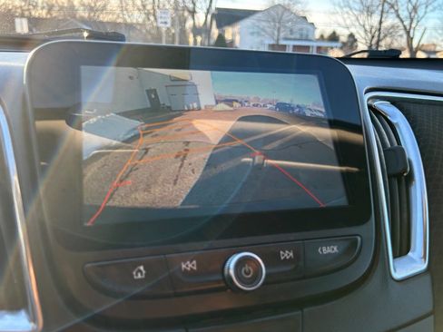 Used 2017 Chevrolet Malibu LT image 21