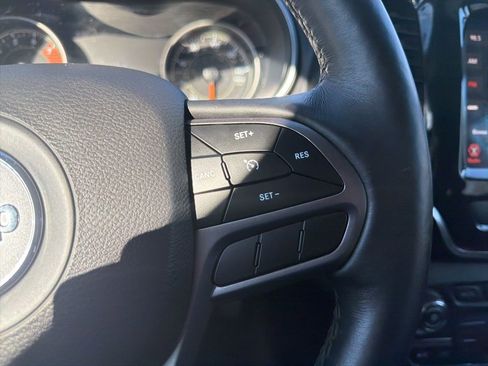 Used 2019 Jeep Cherokee Limited image 16