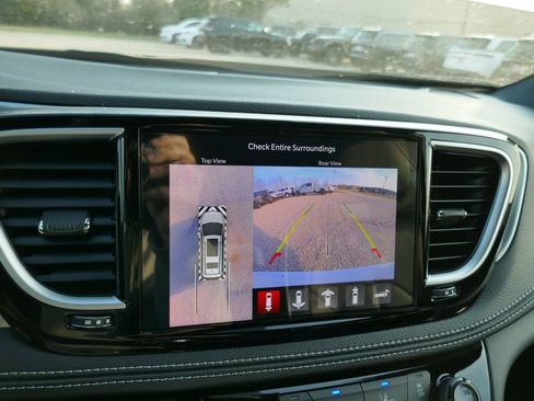 New 2026 Chrysler Pacifica Limited w/ Uconnect Theater Family Group AWD/4WD image 32