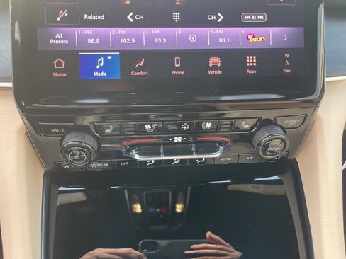 New 2025 Jeep Grand Cherokee Limited w/ Luxury Tech Group II image 32