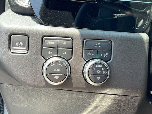 New 2025 GMC Sierra 1500 Elevation image 25