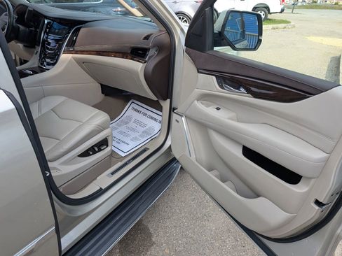 Used 2016 Cadillac Escalade ESV Luxury image 50