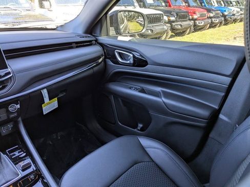 New 2026 Jeep Compass Latitude image 17