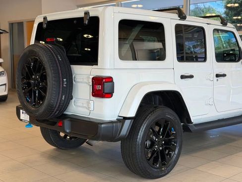 Used 2022 Jeep Wrangler Unlimited Sahara w/ Cold Weather Group AWD/4WD image 11