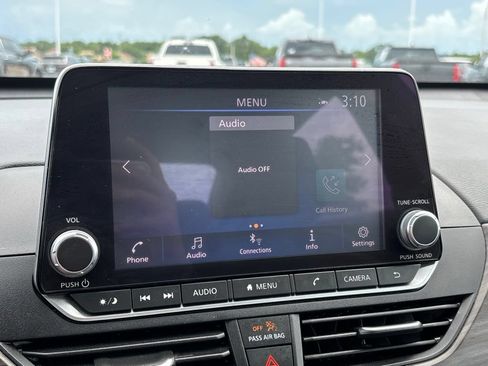 Used 2025 Nissan Altima 2.5 SV FWD image 18