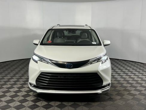 Used 2023 Toyota Sienna XLE image 11