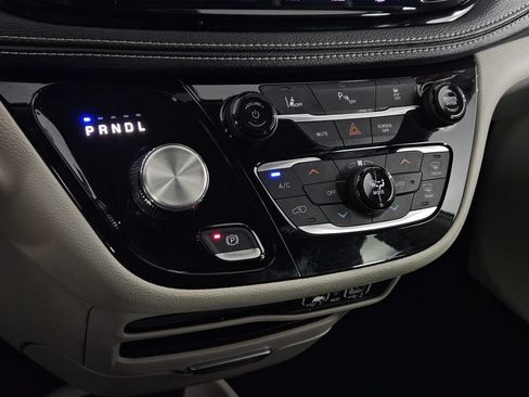 Used 2023 Chrysler Pacifica Touring-L FWD image 17