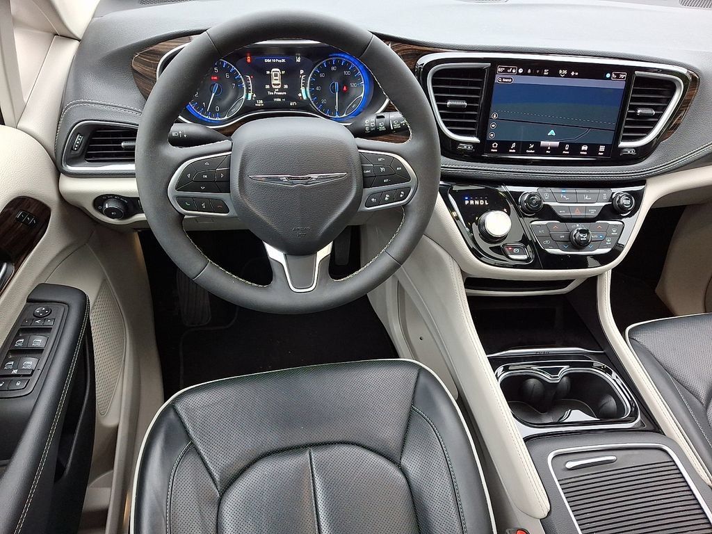 Used 2024 Chrysler Pacifica Limited FWD image 2
