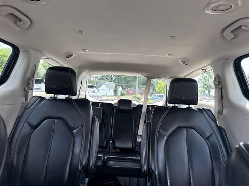 Used 2023 Chrysler Pacifica Touring-L FWD image 36