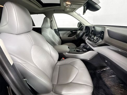 Used 2021 Toyota Highlander XLE AWD/4WD image 45