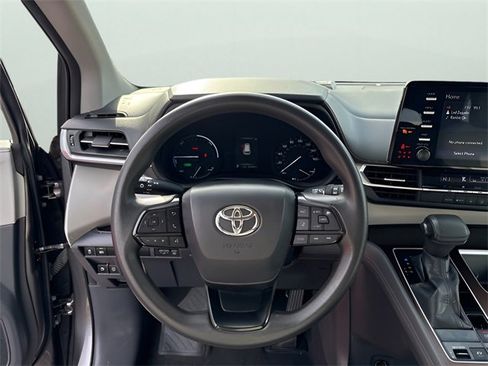 Used 2022 Toyota Sienna LE image 19