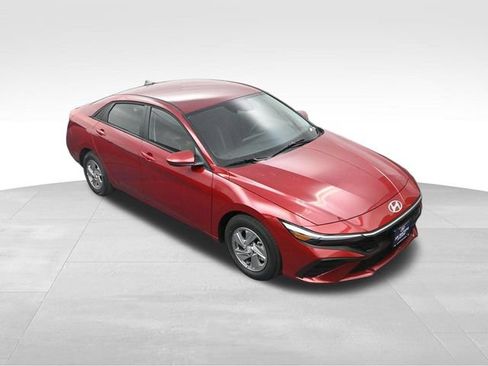Used 2026 Hyundai Elantra SE FWD image 22