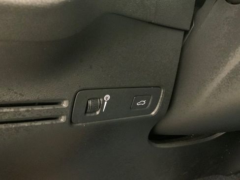 Used 2020 Volvo XC40 T5 R-Design image 23